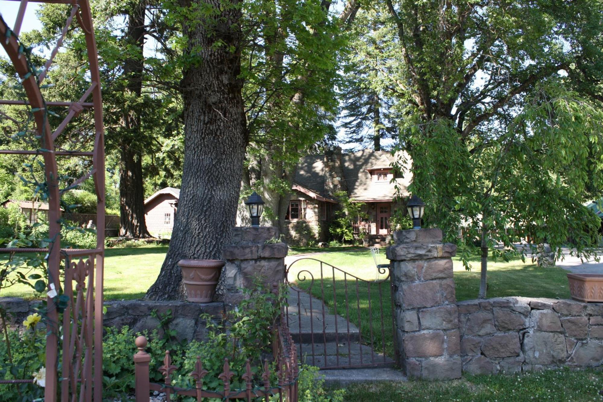 Strawberry Valley Inn Mount Shasta Esterno foto